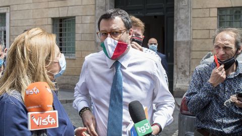 Matteo Salvini habla a los medios a su llegada a la votación en la junta del Senado