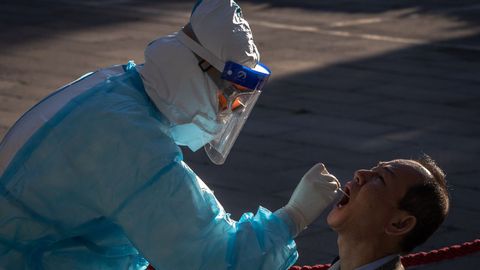 Pruebas de coronavirus en una plaza de Pekín