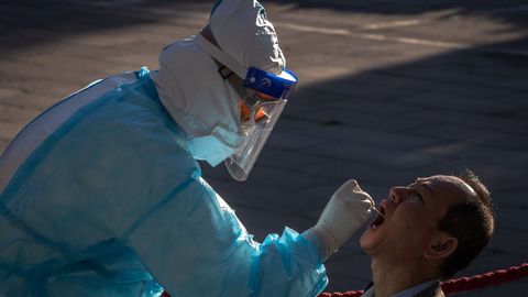 Pruebas de coronavirus en una plaza de Pekn