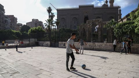 Unos nios jugaban, el domingo, en El Cairo