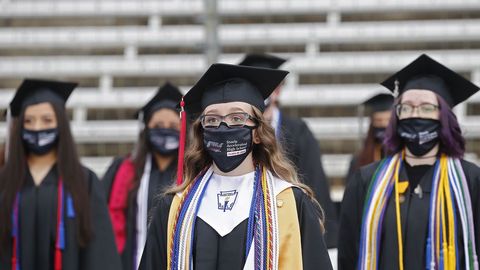 Graduación, ayer, de alumnos de la Steele High School de Dallas, en el impresionante circuito de carreras de automóviles de la ciudad