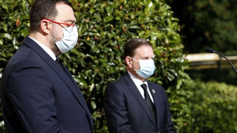 El presidente del Principado, Adrián Barbón, y el alcalde de Oviedo, Alfredo Canteli, ambos con mascarilla