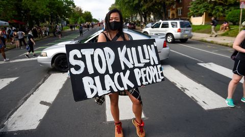 Una joven participa en una protesta el martes en Mineápolis, en el lugar donde falleció George Floyd a manos de la policía