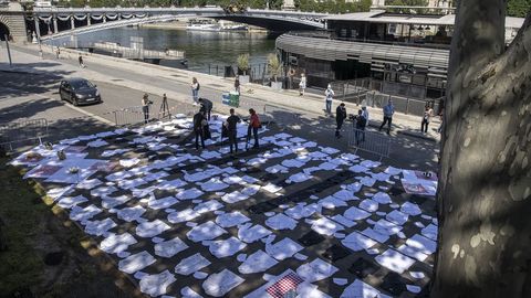 Chefs franceses colocan sus chaquetillas a orillas del Sena en una acción de protesta por el cierre de los locales de hostelería en el país
