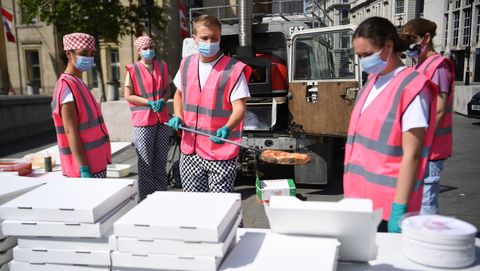Pandemic Pizza es una iniciativa impulsada por tres hermanos británicos que ofrece pizza a los sin techo londinenses