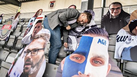 En el estadio danés de la ciudad de Aarhus se preparan para retomar la competición liguera. En las gradas han instalado imágenes de sus aficionados y habrá una retransmisión virtual que permitirá a los jugadores ver las reacciones de los seguidores