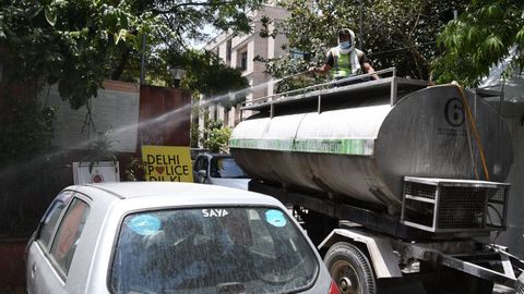 En Nueva Dehli los trabajadores municipales desinfectan los alrededores de una comisaría de policía