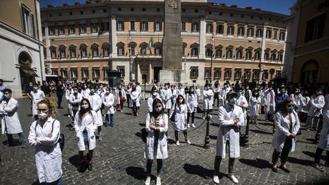 Estudiantes de medicina y médicos protestan en Roma por las carencias del sistema sanitario