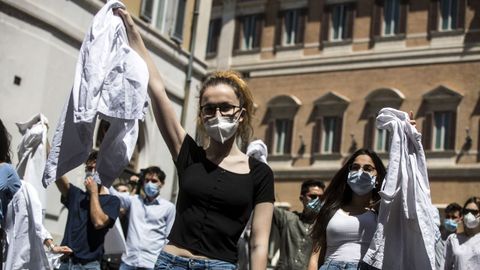 Los estudiantes y jóvenes doctores se quitaron las batas como símbolo de protesta