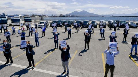 Conductores de autobuses turísticos protestan en Nápoles por la falta de ayudas al sector