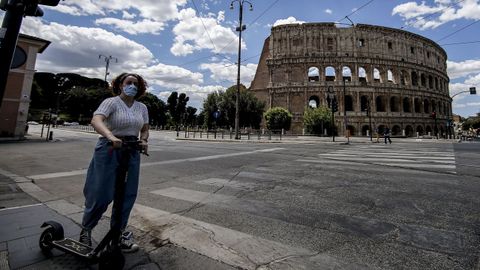 El Coliseum romano está lejos de presentar su imagen habitual, rodeado de turistas
