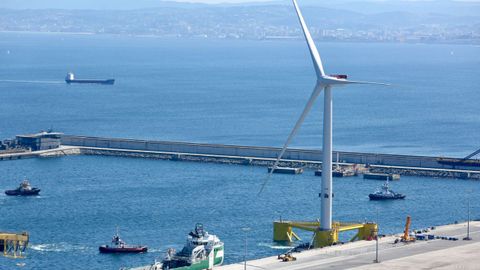 Varios remolcadores participaron en la operación para el traslado de la estructura de eólica marina