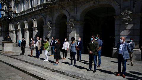 Homenaje a las víctimas. Los miembros de la corporación municipal recordaron ayer a las víctimas de la pandemia con un minuto de silencio frente al Ayuntamiento. También la subdelegación del Gobierno recordó con un homenaje similar a las personas que perdieron la vida en la pandemia.