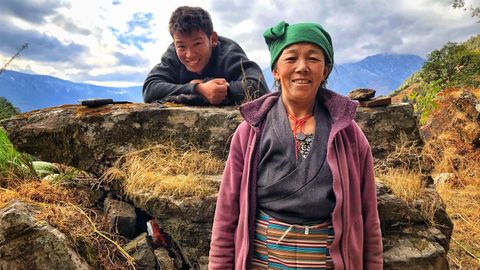 El sherpa Lakpa Nuru (en la imagen con su madre) escribió el libro con la periodista barcelonesa Xiana Siccardi