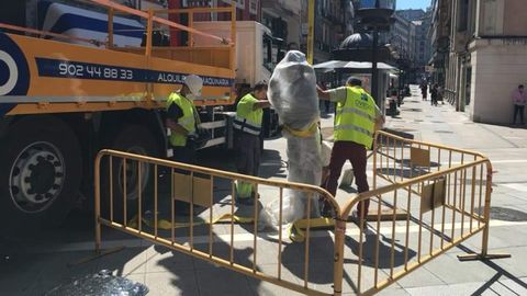 El ayuntamiento retira la estatua de Tino Casal para reparar su anclaje