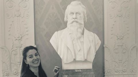 Tamara Lorenzo, junto a la estatua del compositor Johannes Brahms, en Meiningen