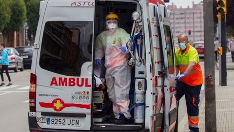 Traslado de usuarios de una residencia de Gijón, en el inicio de la pandemia