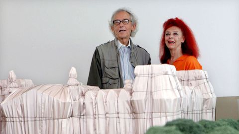 Christo y su mujer Jeanne-Claude, en una exposicin en Espaa