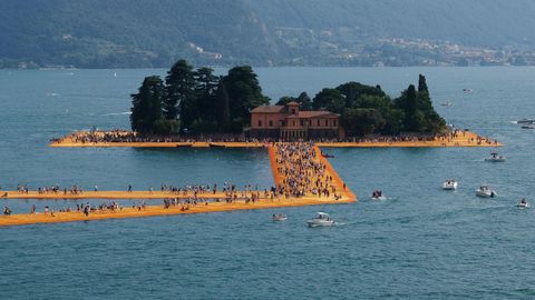 En el 2016, el artista instal diques de colores en el lago Iseo, en Italia