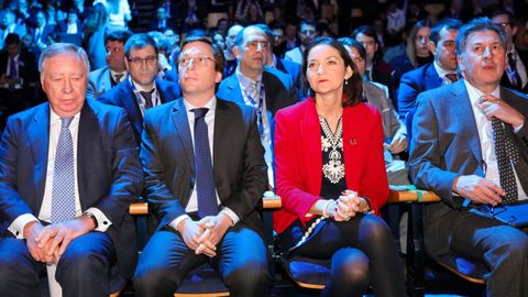 El presidente de Ifema y de Alibérico, Clemente González Soler; a la izquierda, junto al alcalde de Madrid, José Luis Martínez-Almeida; la ministra de Industria, Reyes Maroto; y el presidente de Grupo Hotusa, Amancio López Seijas, en enero pasado