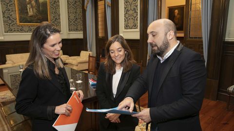 Mónica Martínez, concejala que acaba de dejar Ciudadanos, junto a la alcaldesa Inés Rey y el portavoz del gobierno local, José Manuel Lage, en imagen de archivo