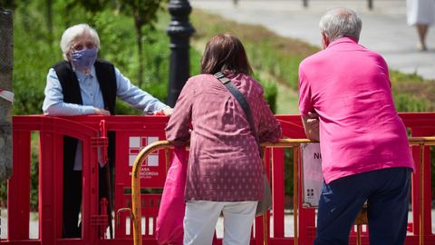 Una mujerde una residencia de Pamplona recibe una visita de sus familiares, con distancia de seguridad