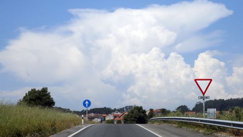 Nubes de desarrollo vertical en el cielo de Arousa