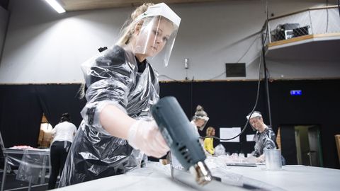 En Estocolmo, una trabajadora prepara trajes de proteccin para los sanitarios