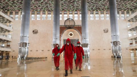 Bomberos de Yakarta realizan labores de desinfección de una mezquita
