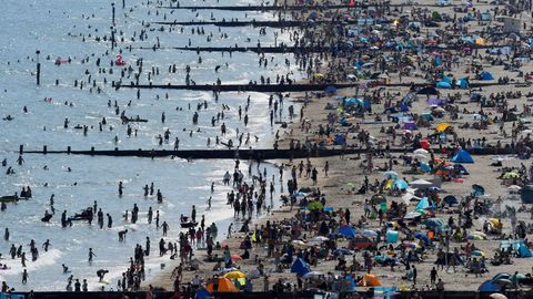 En la localidad britnica de Bournemouth la gente se ha ido masivamente a la playa