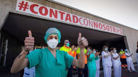 Fotografía de archivo (17/05/2020), de personal sanitario del hospital Huca de Oviedo agradeciendo los aplausos recibidos por su trabajo para atajar la pandemia del coronavirus.