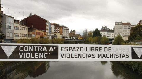 Pancarta colocada en el puente viejo de Monforte con motivo del día mundial contra la violencia machista, en una foto de archivo