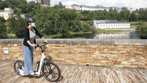 Uso de patinetes eléctricos en A Ponte Vella, en Lugo