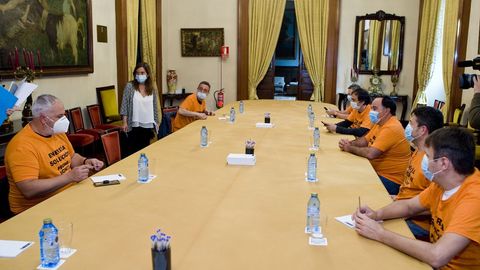 Miembros del comité de Alu Ibérica iniciaron un encierro contra la reventa a Riesgo; en la foto, con la alcaldesa de A Coruña, Inés Rey