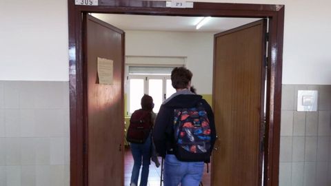 Un grupo de alumnos accede a una clase del instituto Jovellanos, de Gijón