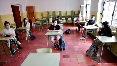 Alumnos del IES Jovellanos de Gijón a su llegada a las aulas