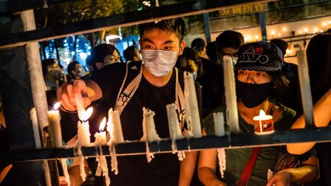 Jóvenes hongkoneses desafíaron la prohibición de China y celebraron el jueve la vigilia anual por la matanza de Tiananmen
