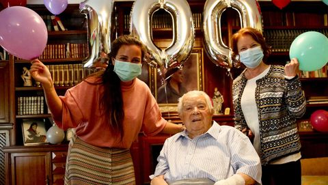 Francisco Sabucedo, rodeado de su nieta Sonia y de su hija Loli