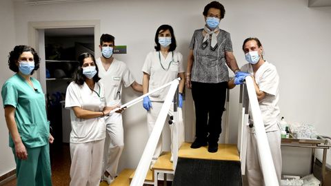 Clotilde Costa, con Sonsoles Leal (de verde) y con el equipo de rehabilitación que la trata ahora: Eva Sayáns, Laura Rubio, Adrián Martín y Román Rodríguez