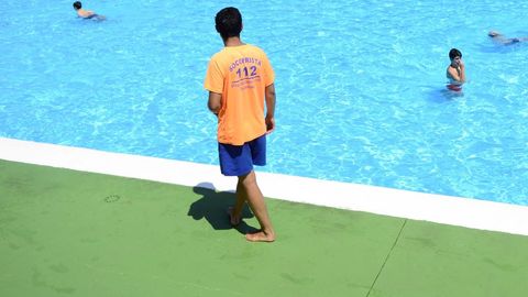Los concellos buscan socorristas para la apertura de sus piscinas este verano