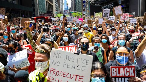 Ciudadanos de Nueva York, ataviados con mascarillas, protestan ayer por la muerte de Floyd