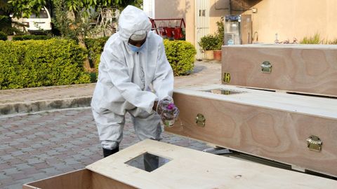 Un operario preparaba ayer féretros en Islamabad (Pakistán) para enviar a los hospitales, destinados a las víctimas de coronavirus