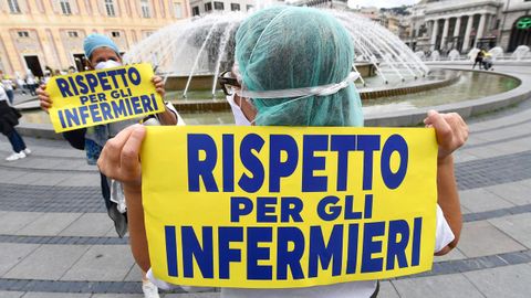 Esta mañana se llevó a cabo un  flash mob  de enfermeros y pidiendo respeto a su trabajo. Fue en Génova, ante el palacio de Gobierno de Liguria