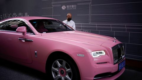 El coronavirus no entiende de clases. En Shanghai, un hombre con mascarilla aparca su coche de lujo