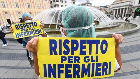 En Génova, trabajadores sanitarios se han manifestado para pedir respeto a su profesión y mejores condiciones