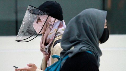Las mascarillas y las pantallas se han convertido en un complemento indispensable a la hora de salira a la calle. En Jakarta lo saben bien
