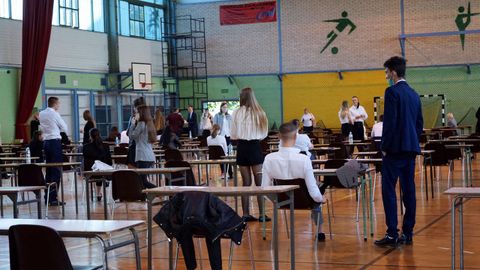 En Polonia, los estudiantes de secundaria deben hacer sus exámenes para graduarse. En algunos centros han llevado los pupitres a los gimnasios para cumplir con la distancia de seguridad