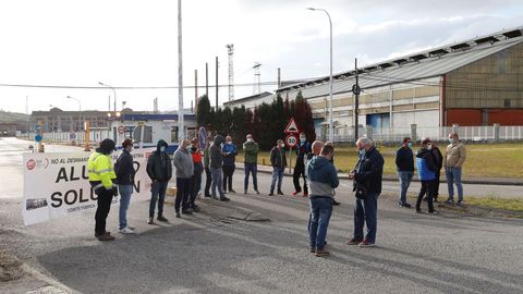 Trabajadores de Alu Ibérica, durante una concentración ante la fábrica de Avilés, en una imagen de archivo