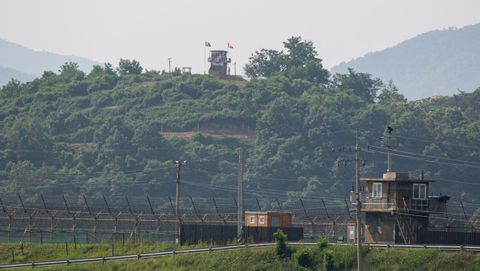 Torres de vigilancia norcoreana y surcoreans en la frontera