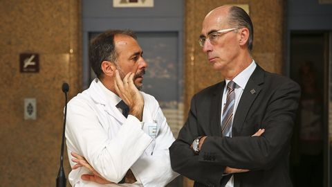 El gerente del área sanitaria de Vigo, Julio García Comesaña, con el conselleiro de Sanidade, Jesus Vázquez Almuiña, en foto de archivo